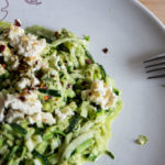 Zucchini-Spaghetti mit Pistazien, Kräutern und Ricotta