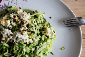 Read more about the article Zucchini-Spaghetti mit Pistazien, Kräutern und Ricotta