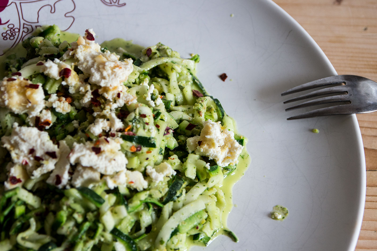 Zucchini-Spaghetti mit Pistazien, Kräutern und Ricotta