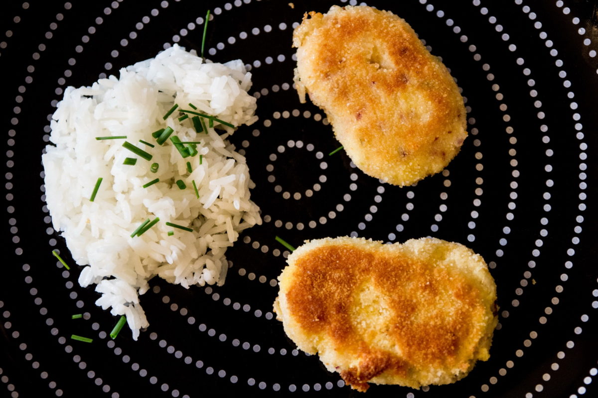 Die Schafkäse Zwiebel Laibchen mit Reis
