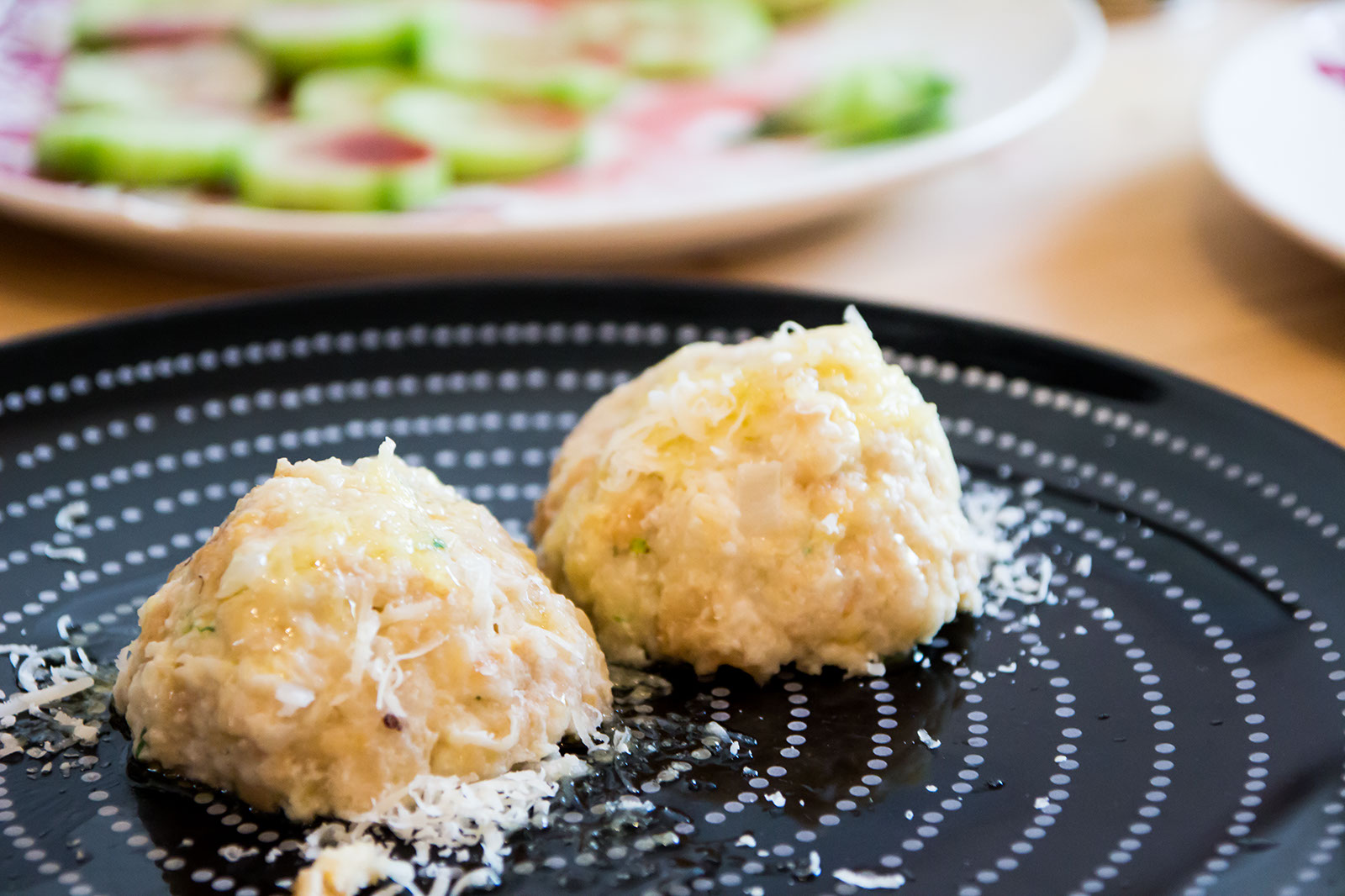 Ziegenkäseknödel mit Butter und Parmesan