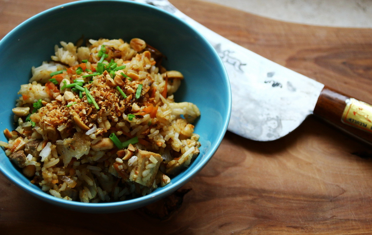 Gebratener Reis mit Tofu und Erdnüssen, aloi.at