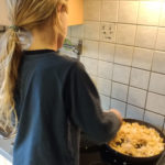 Nino beim Kochen