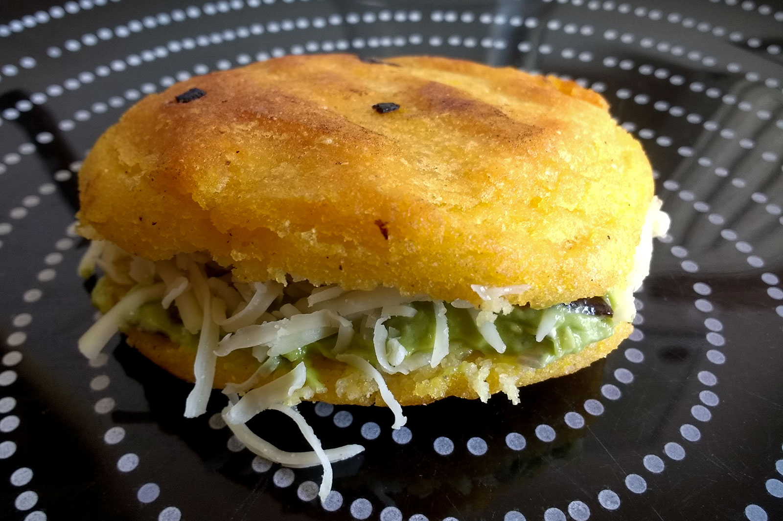 Arepas mit Guacamole und Käse