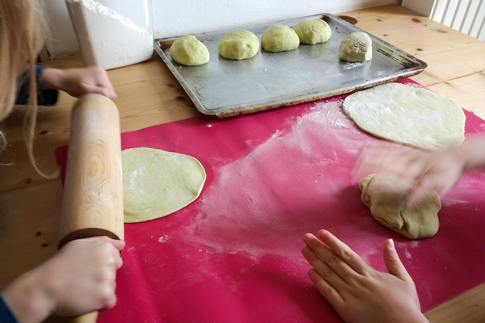 Beim Ausrollen der Naan