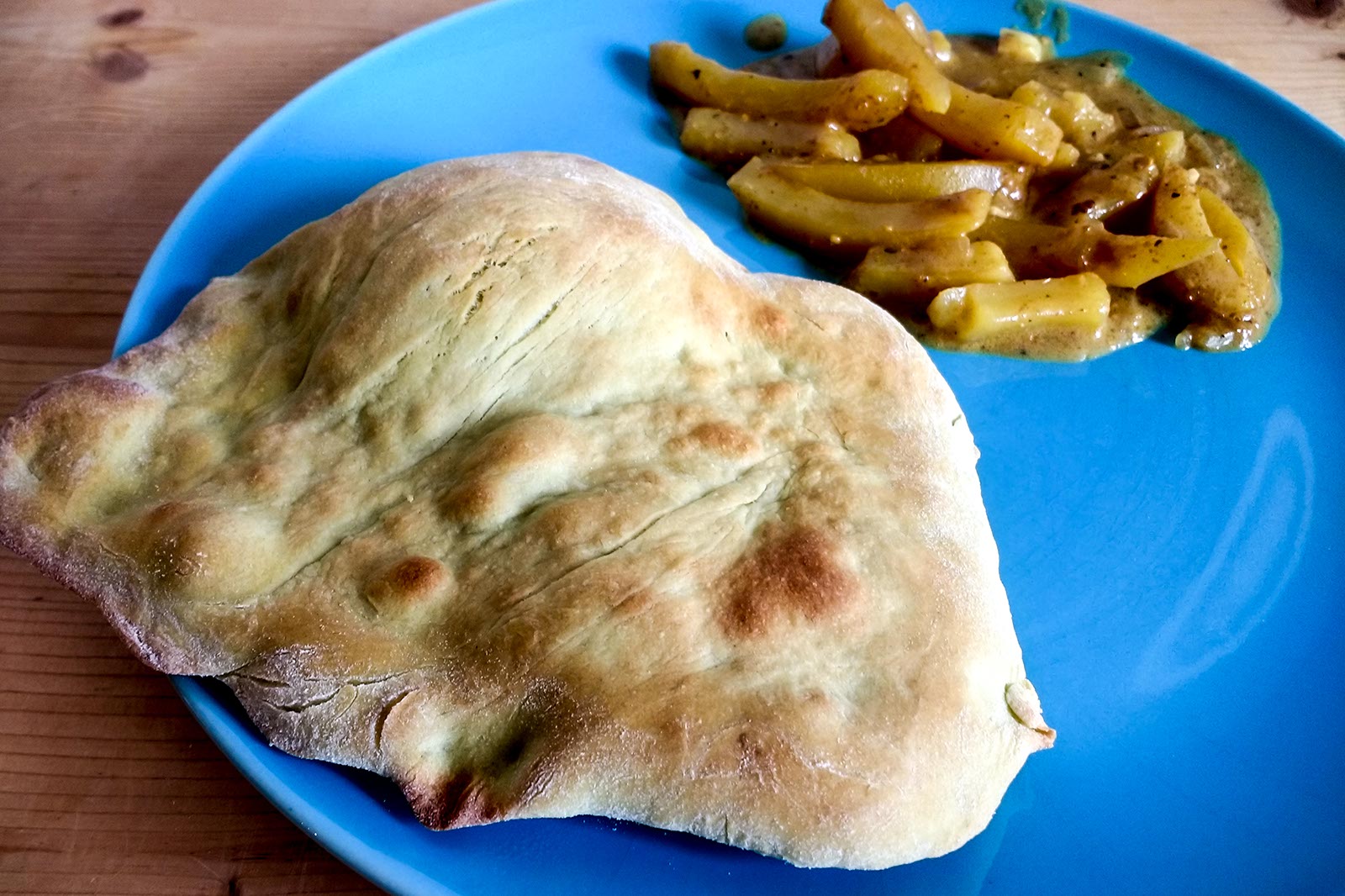 Die Avocado Naan mit einem Kartoffelcurry