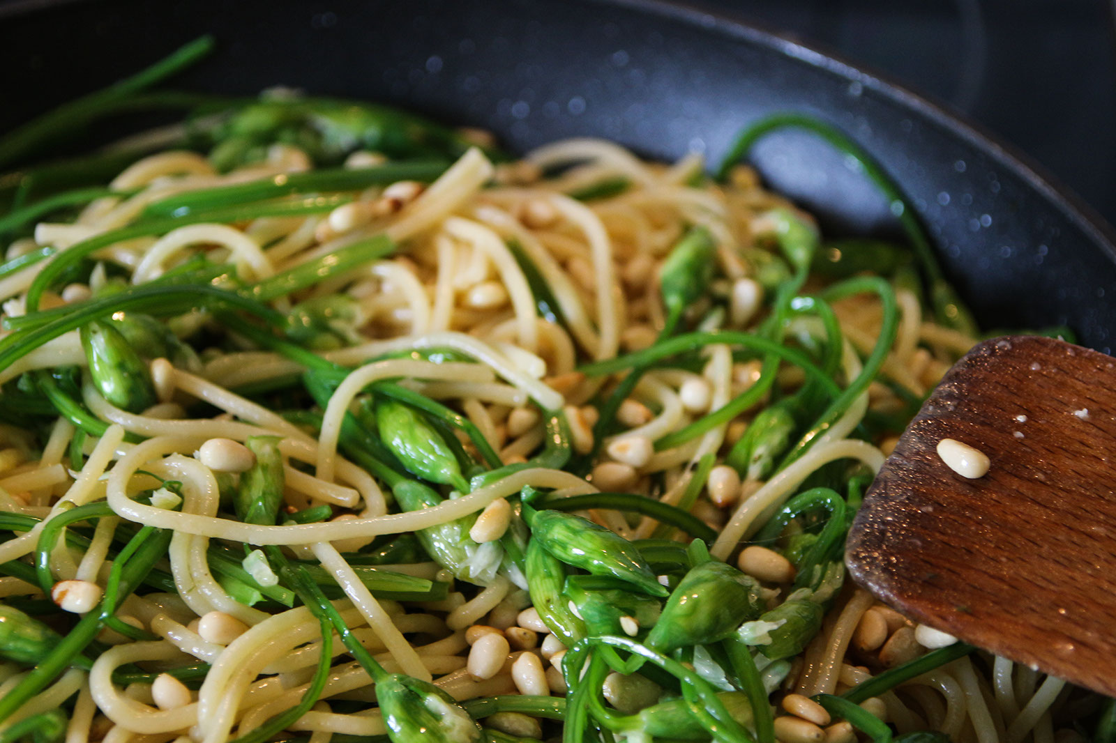 Bälauchknospen Spaghetti frisch in der Pfanne