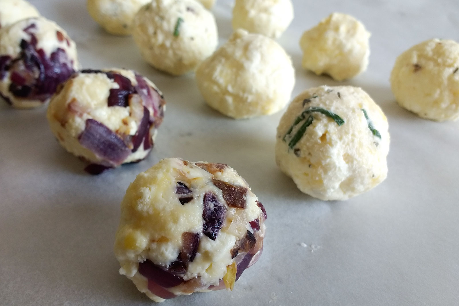 Die Cunape vor dem Backen - mit Zwiebeln, mit Frischkäse-Schnittlauch und Pur