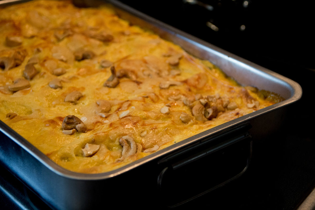 Die Spinat-Curry-Lasagne im Backrohr kurz bevor sie serviert wird.