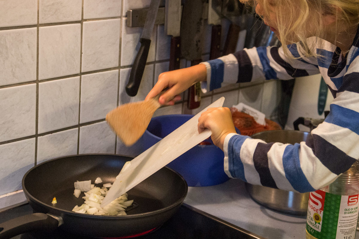 Zwiebel rein.