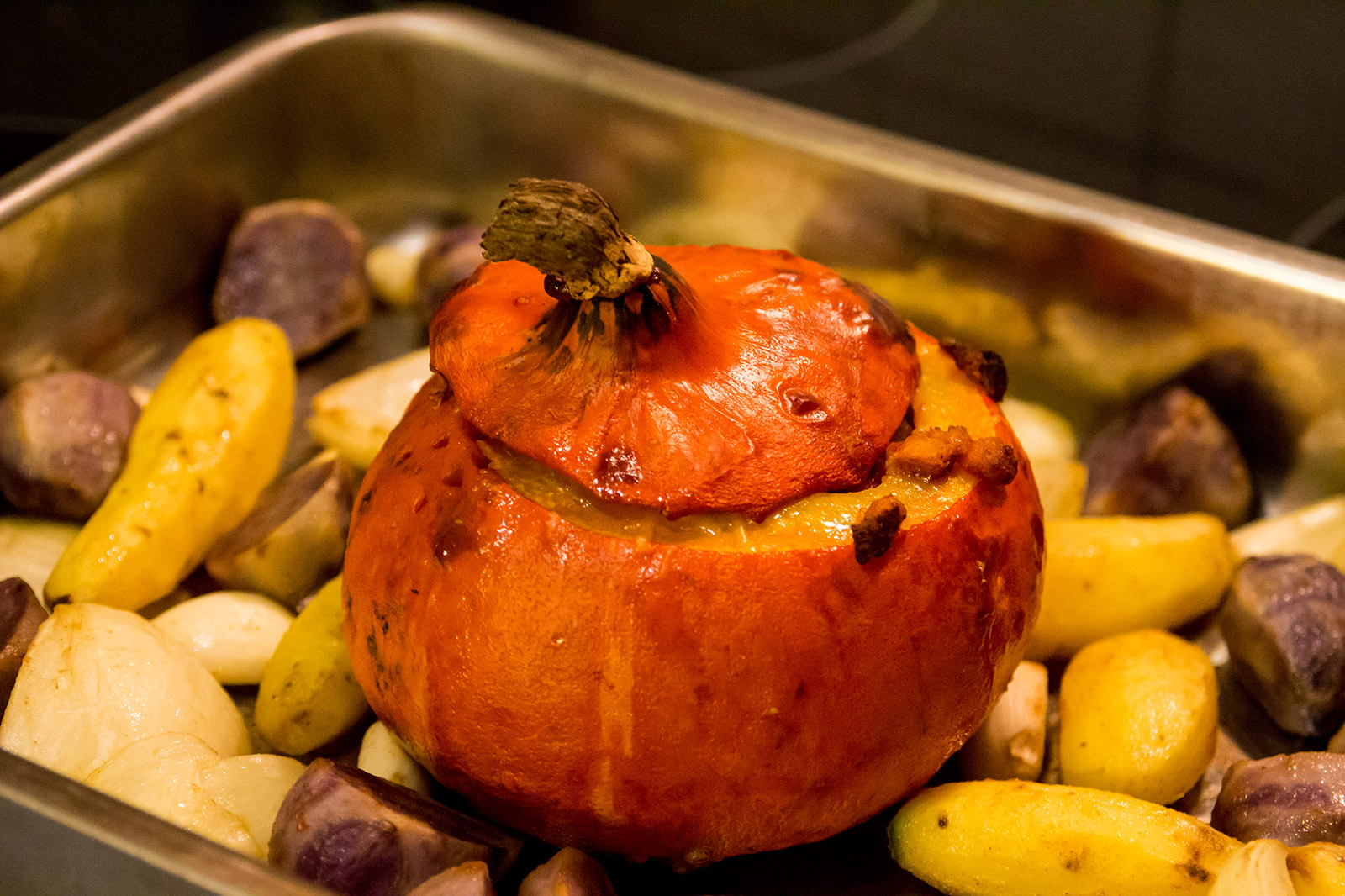 Der gefüllte Kürbis mit Ofenkartoffeln, Zwiebel und Knoblauch