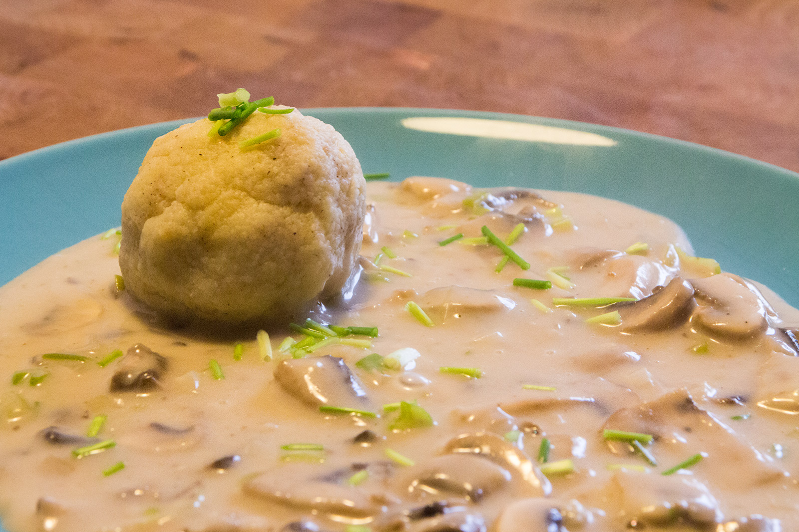 Grießknödel mit Schwammerlsauce und frischem Schnittlauch