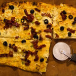 Karfiol Flammkuchen mit Oliven, Frühlingszwiebel und getrockneten Tomaten