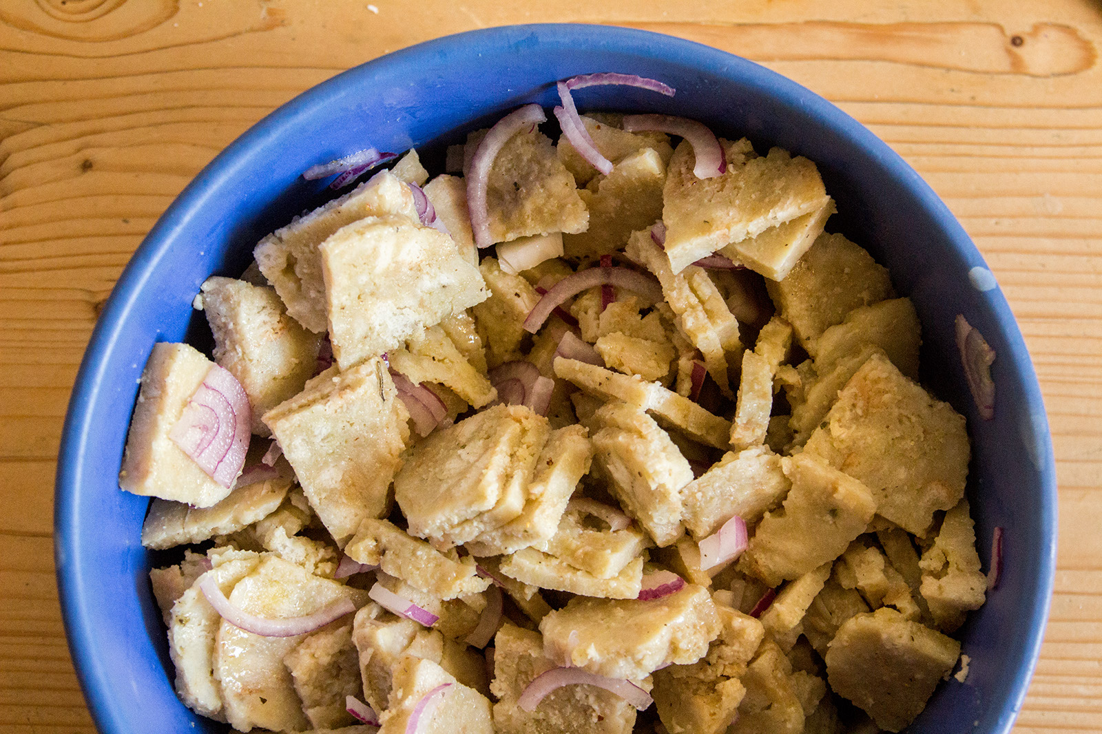 Falls ein paar Knödel übrig bleiben sollen - einfach mit Essig, Öl und Zwiebel anrichten.