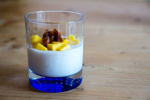 Read more about the article Kokospudding mit Mango und Dattel