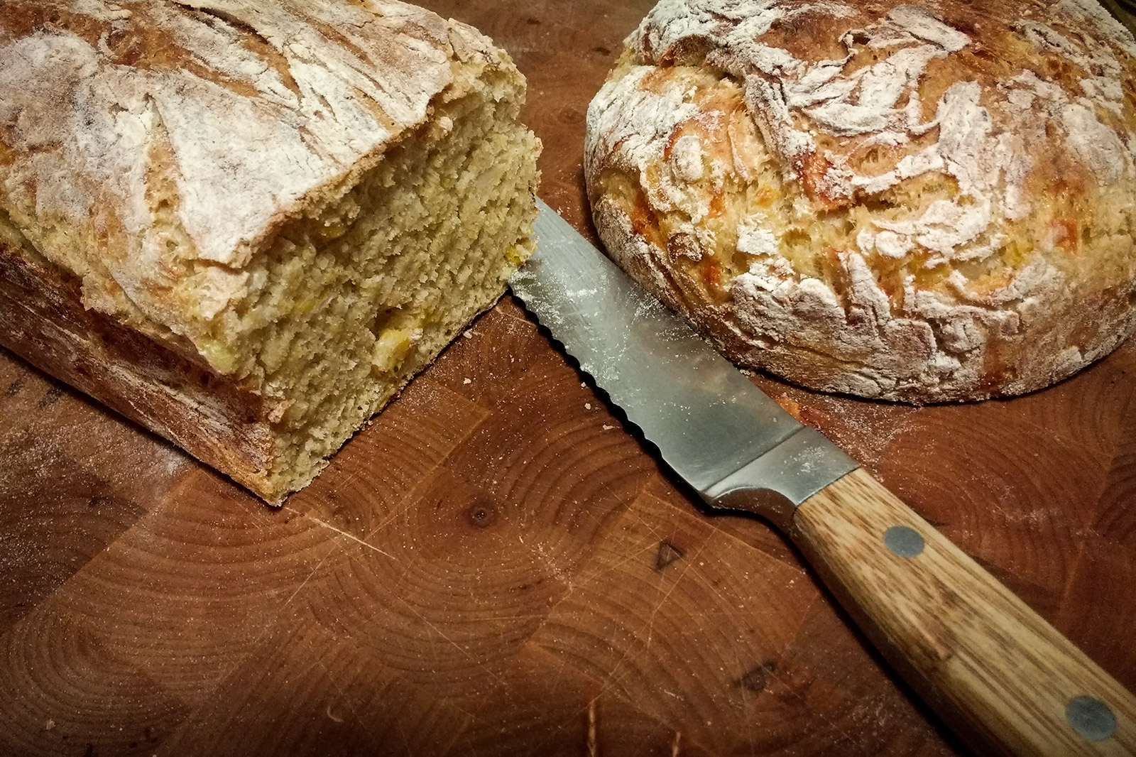 Maisbrot mit Käse und Chilis