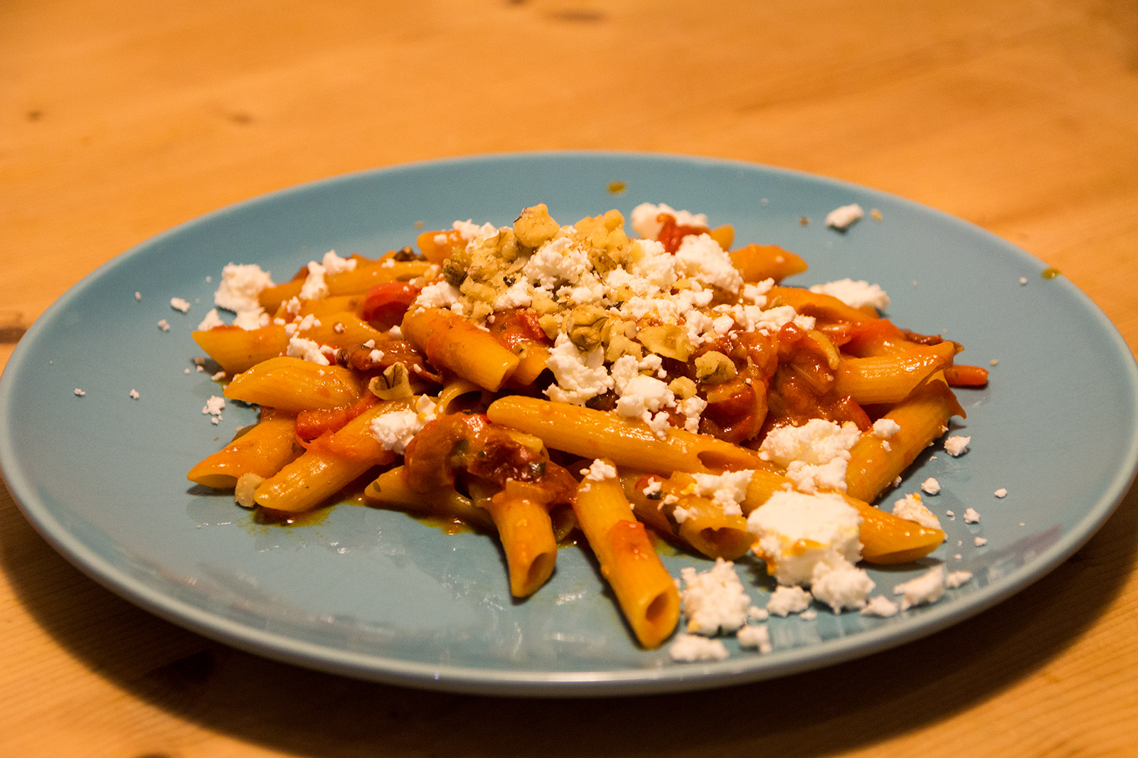 Paprika-Pasta mit Feta und Walnüssen