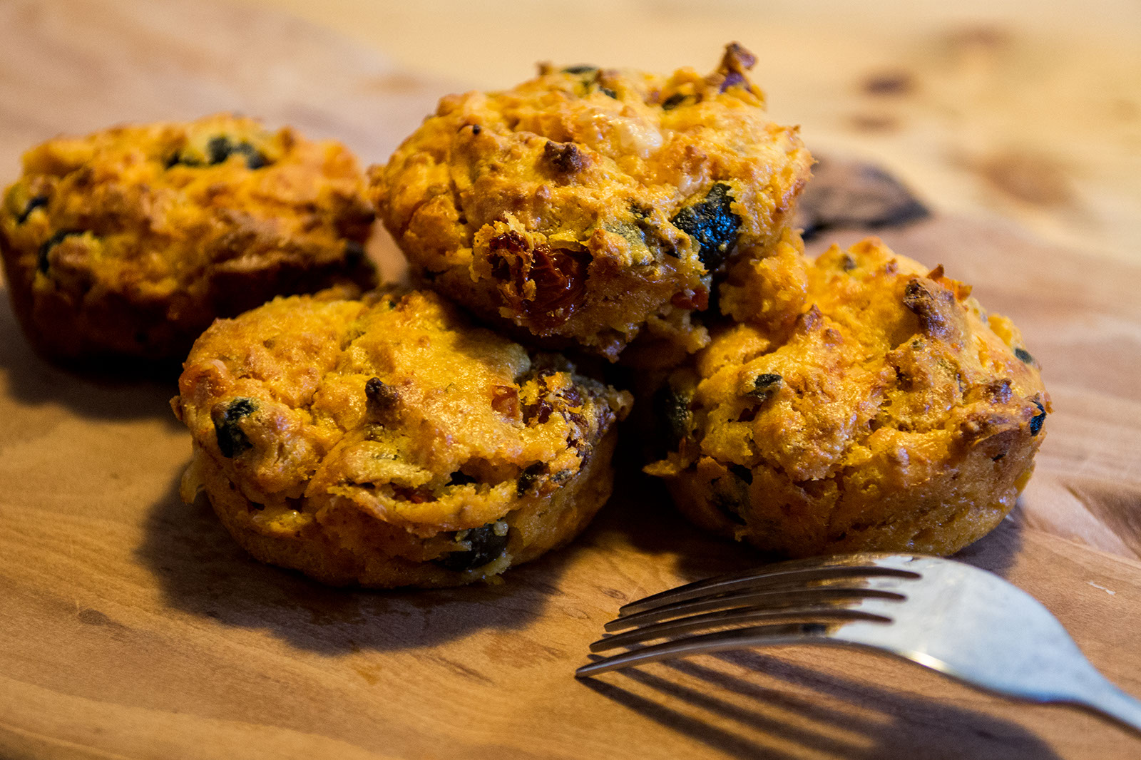 Polentamuffins mit getrockneten Tomaten, Oliven und Pesto