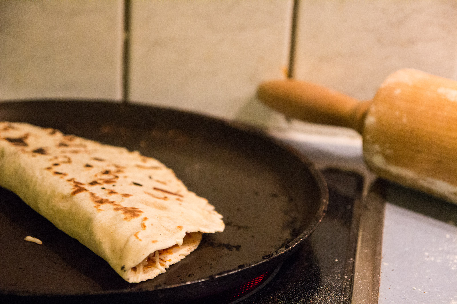 Die gefüllte Quesadilla beim Herausbraten