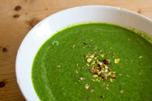 Read more about the article Spinatcremesuppe mit Pistazien