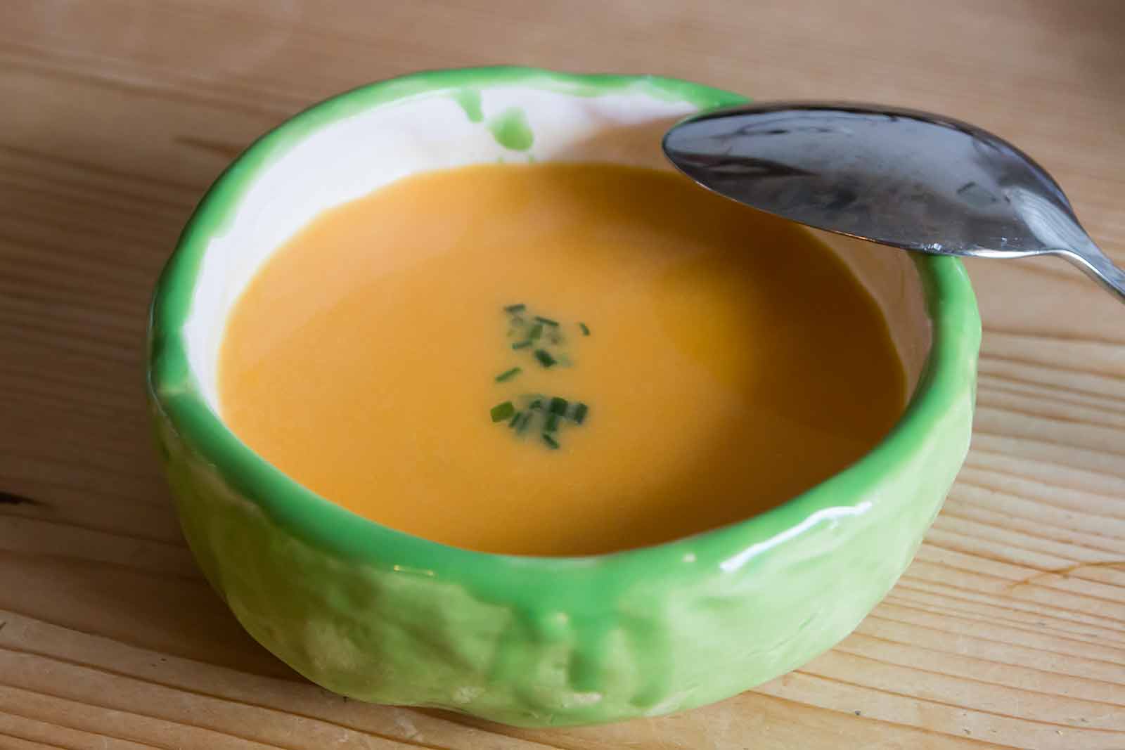 Die Süßkartoffel-Kokos-Suppe im selbstgetöpfertten Schüsserl