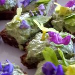 Leckere Brötchen mit Blumendeko